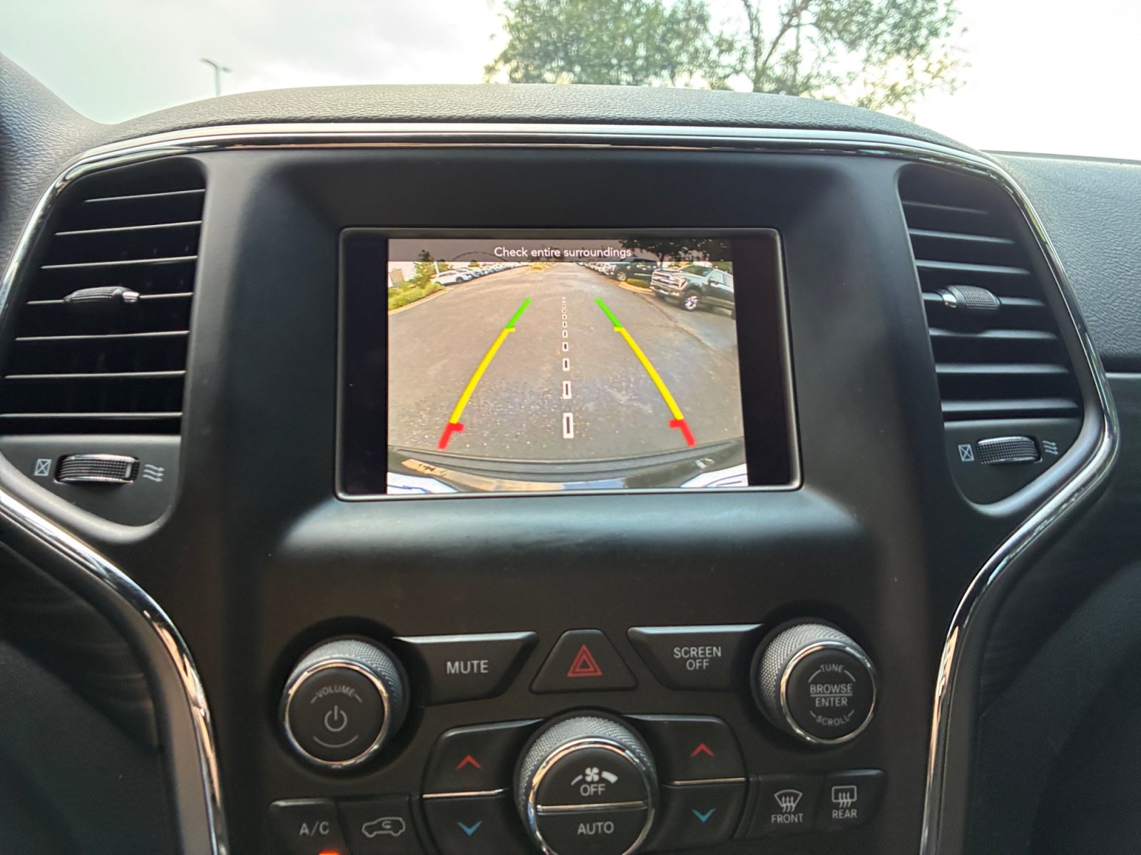 Used 2021 Jeep Grand Cherokee Laredo AWD/4WD image 28