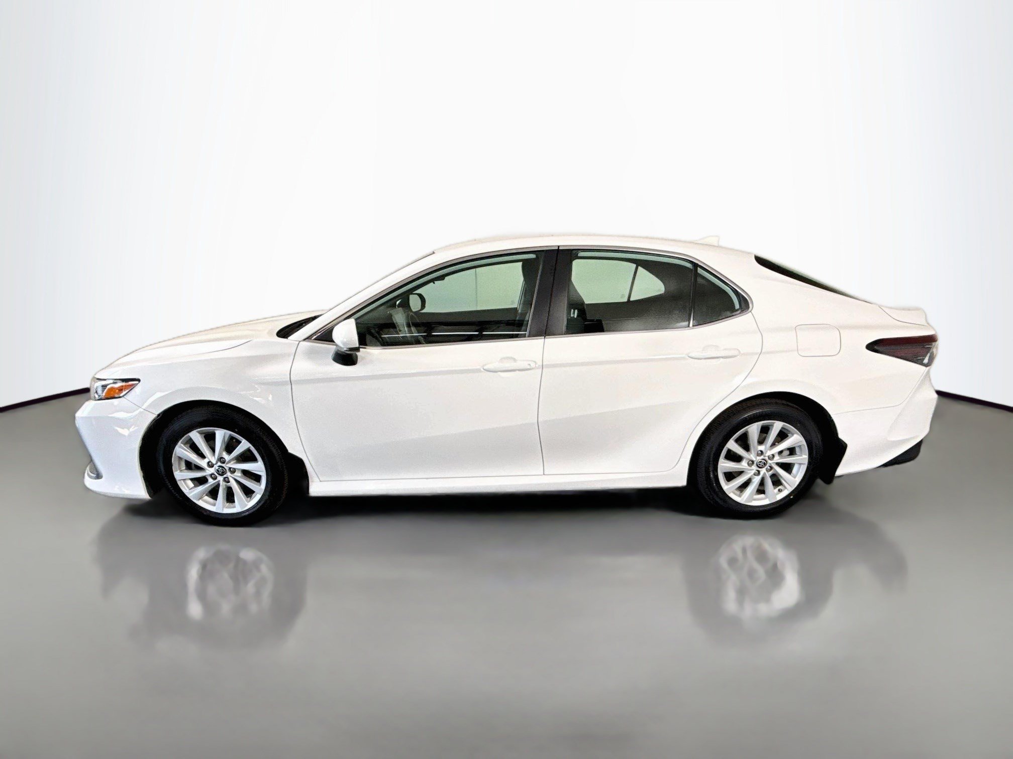 Used 2021 Toyota Camry LE FWD image 6