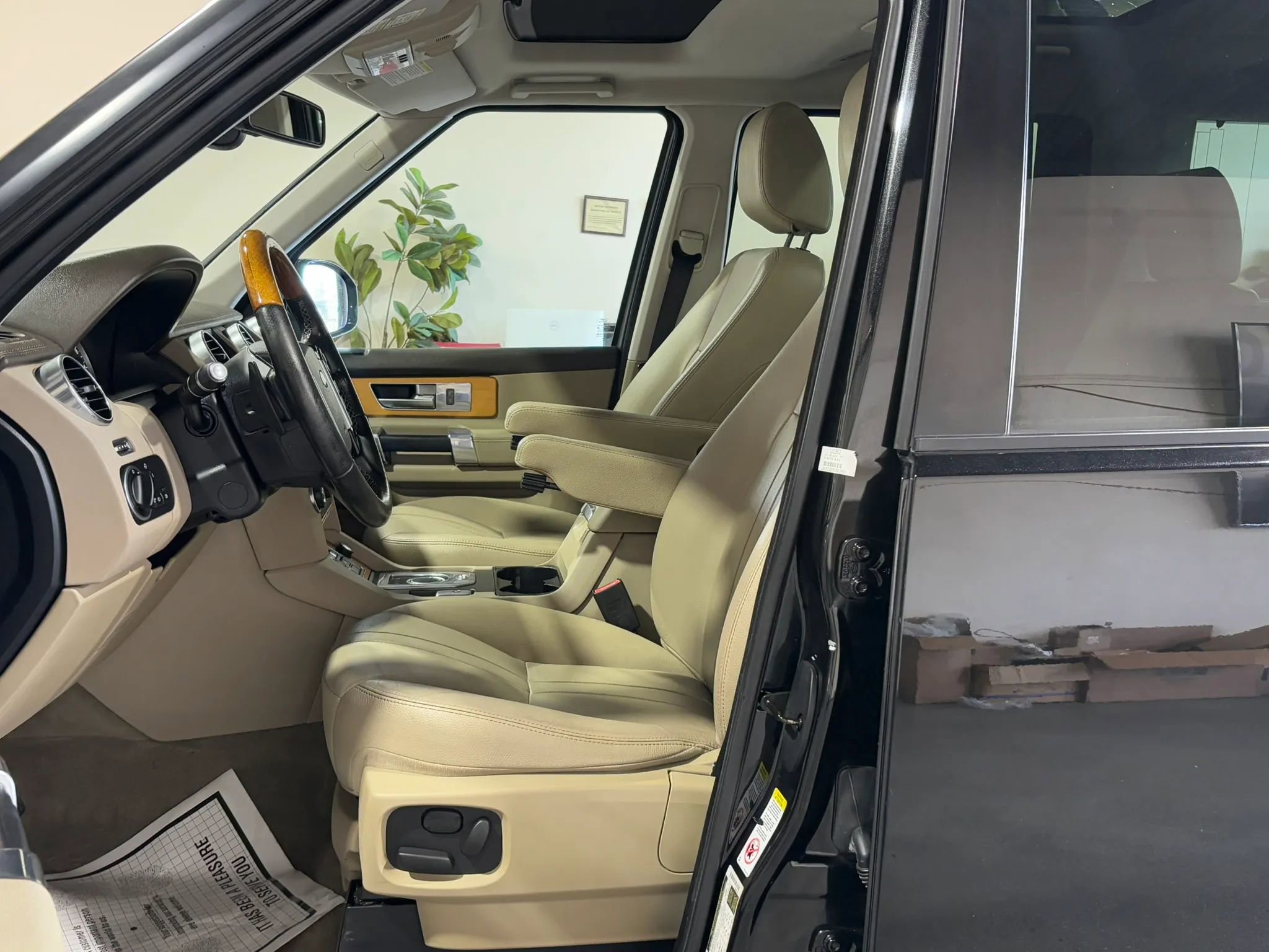 Used 2015 Land Rover LR4 HSE AWD/4WD image 14