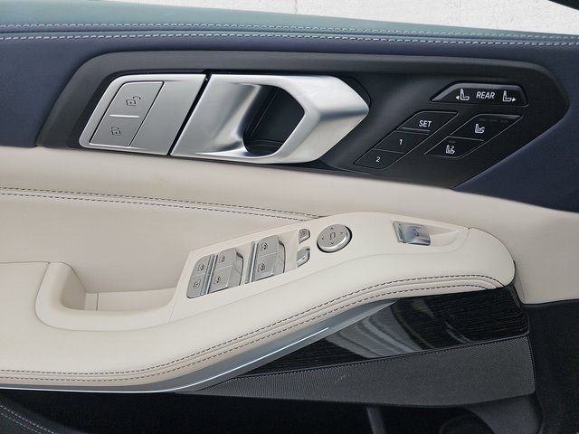 Used 2021 BMW X7 M50i w/ Dynamic Handling Package image 28