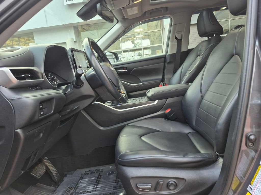 Used 2020 Toyota Highlander XLE image 2