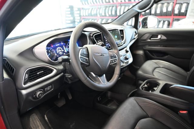 Used 2025 Chrysler Pacifica Select FWD image 22