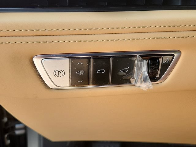 New 2026 Cadillac Escalade IQL Sport 2 w/ LPO, ONYX Package AWD/4WD image 15