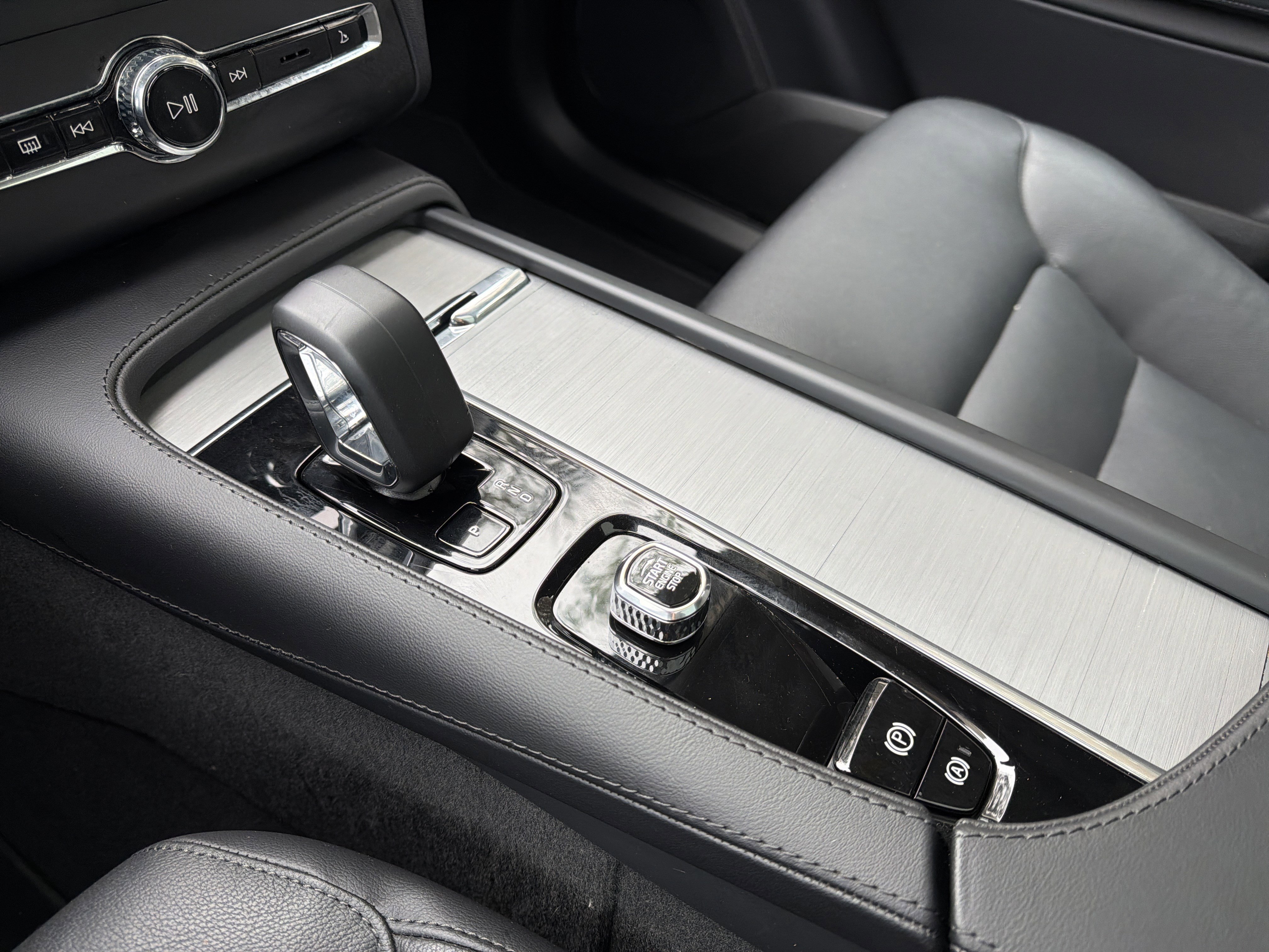 Certified 2025 Volvo XC90 B5 Core image 26