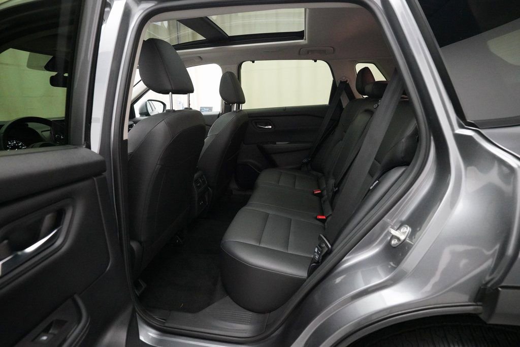 Used 2024 Nissan Rogue SV w/ SV Premium Package image 16