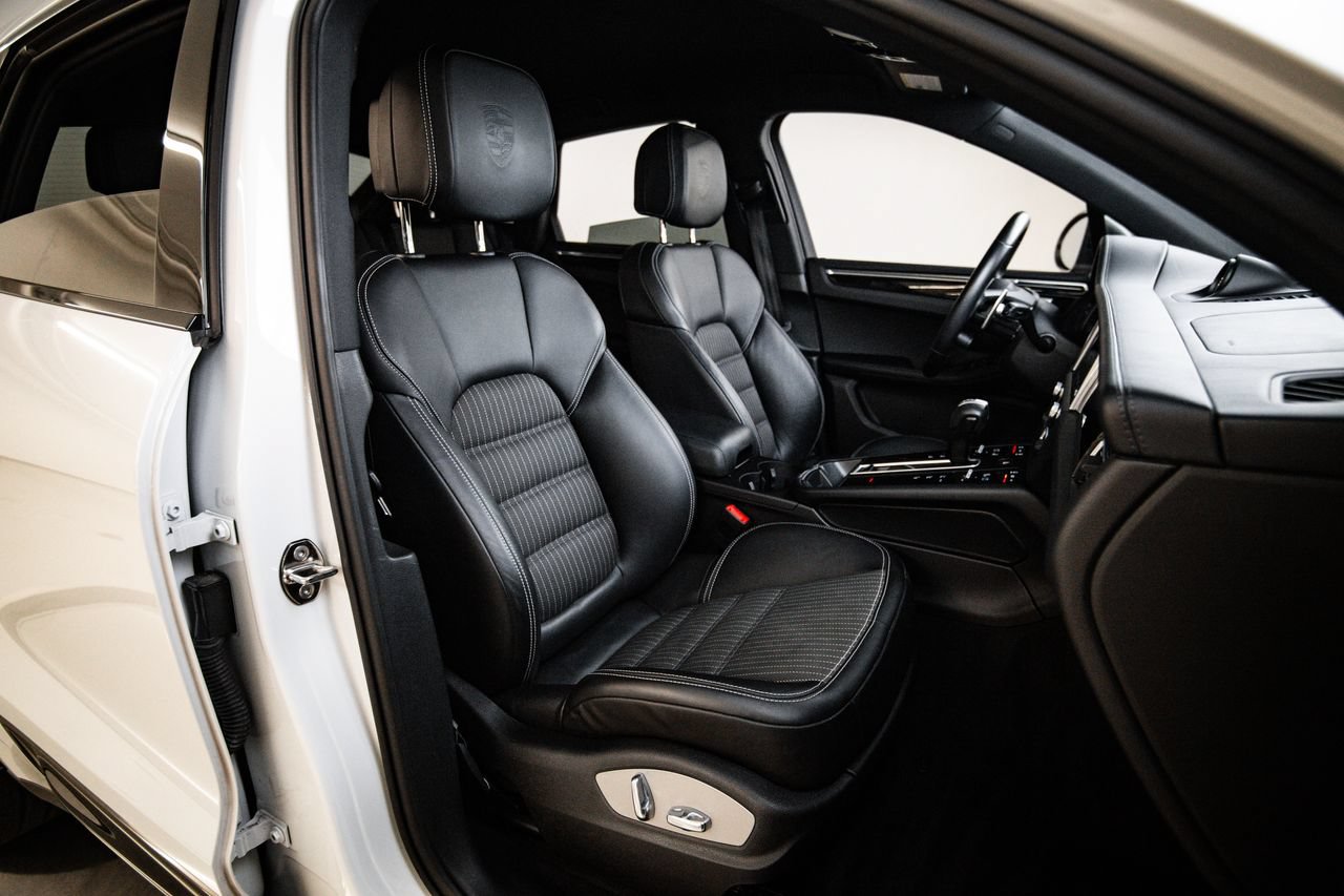 Certified 2023 Porsche Macan Turbo AWD/4WD image 29