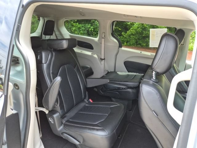 Used 2023 Chrysler Pacifica Touring-L FWD image 12