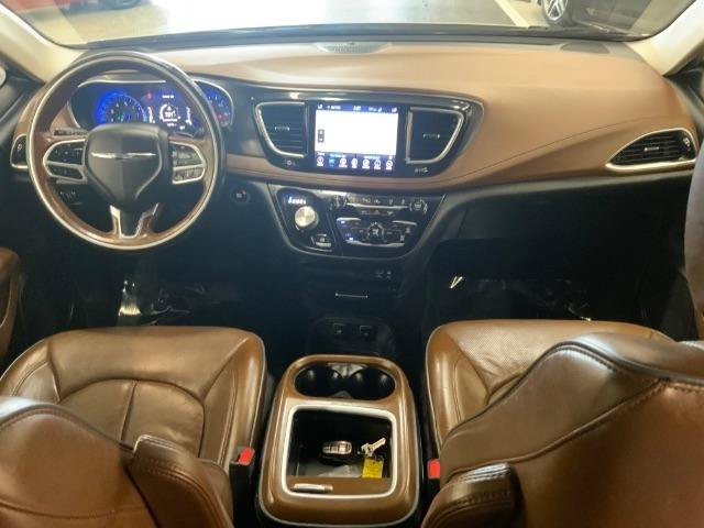 Used 2019 Chrysler Pacifica Limited w/ Tire & Wheel Group FWD image 9