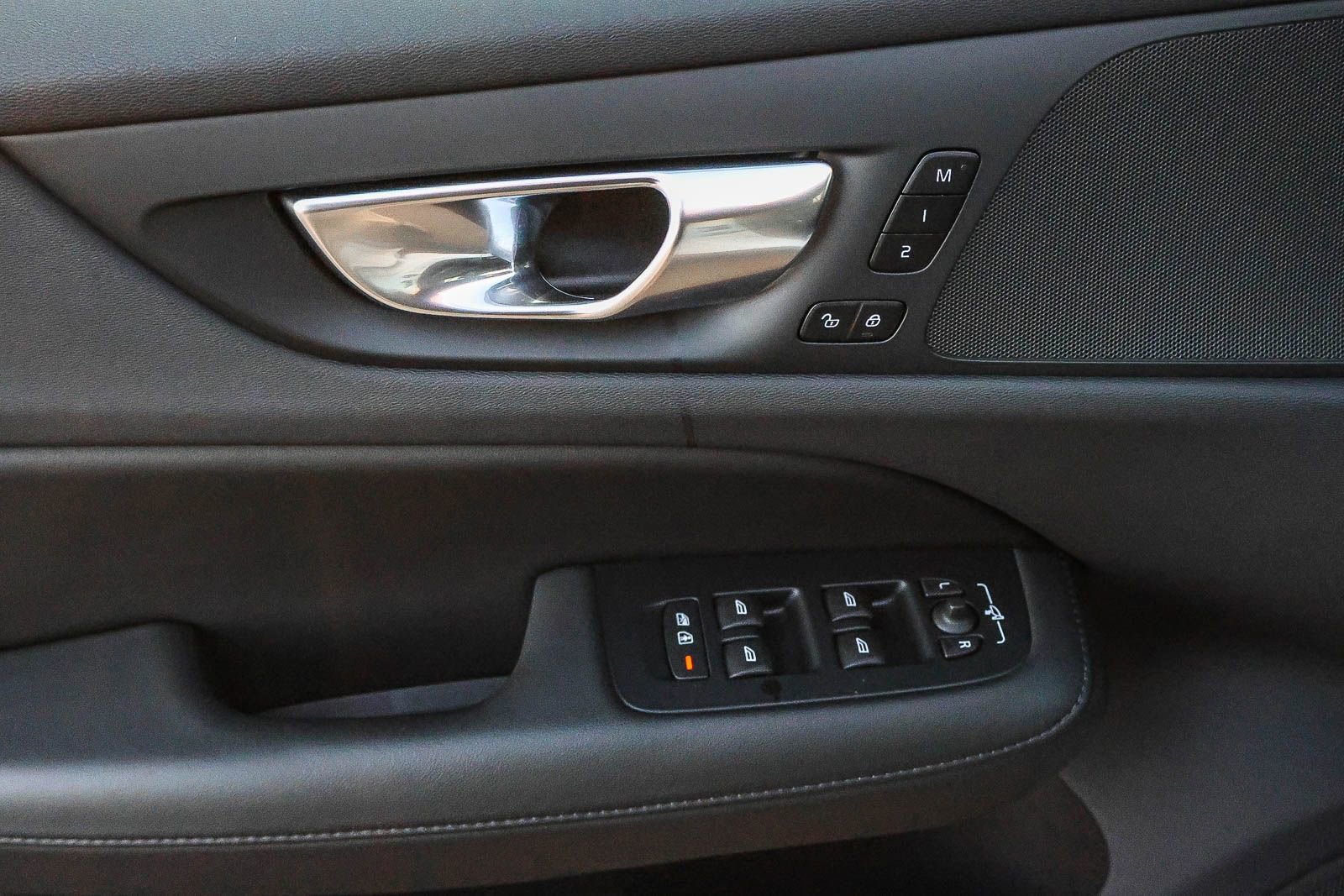 Used 2025 Volvo V60 B5 Cross Country Plus image 32