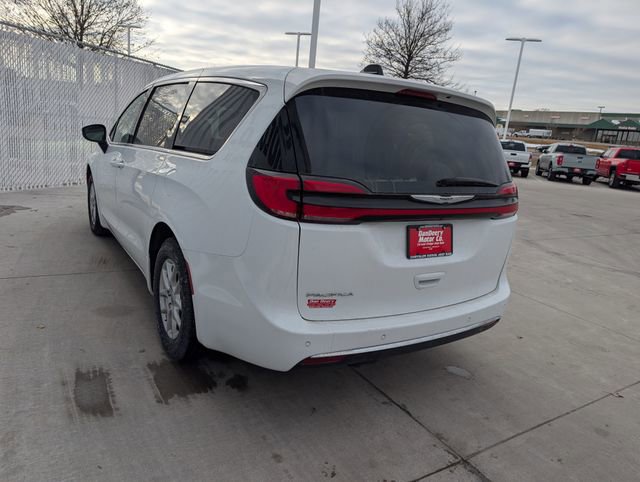 Used 2023 Chrysler Pacifica Touring image 19