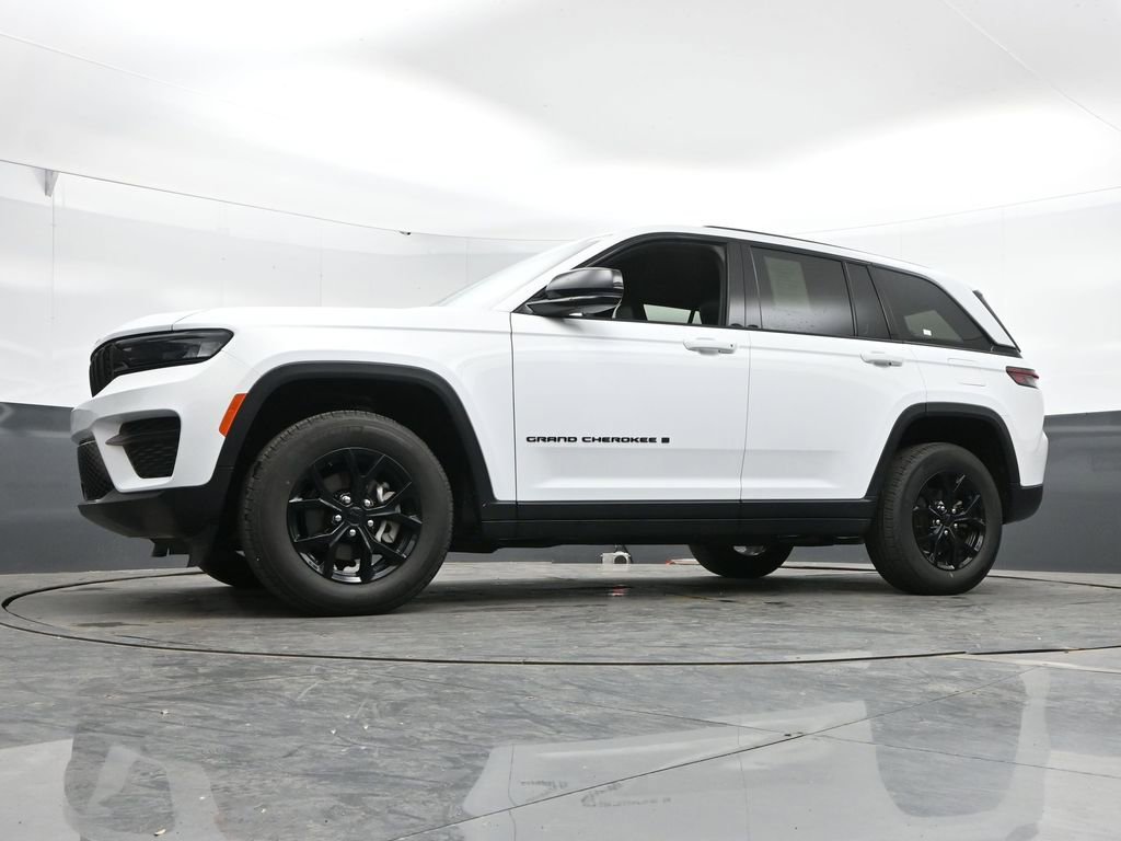 Used 2025 Jeep Grand Cherokee Altitude AWD/4WD image 44
