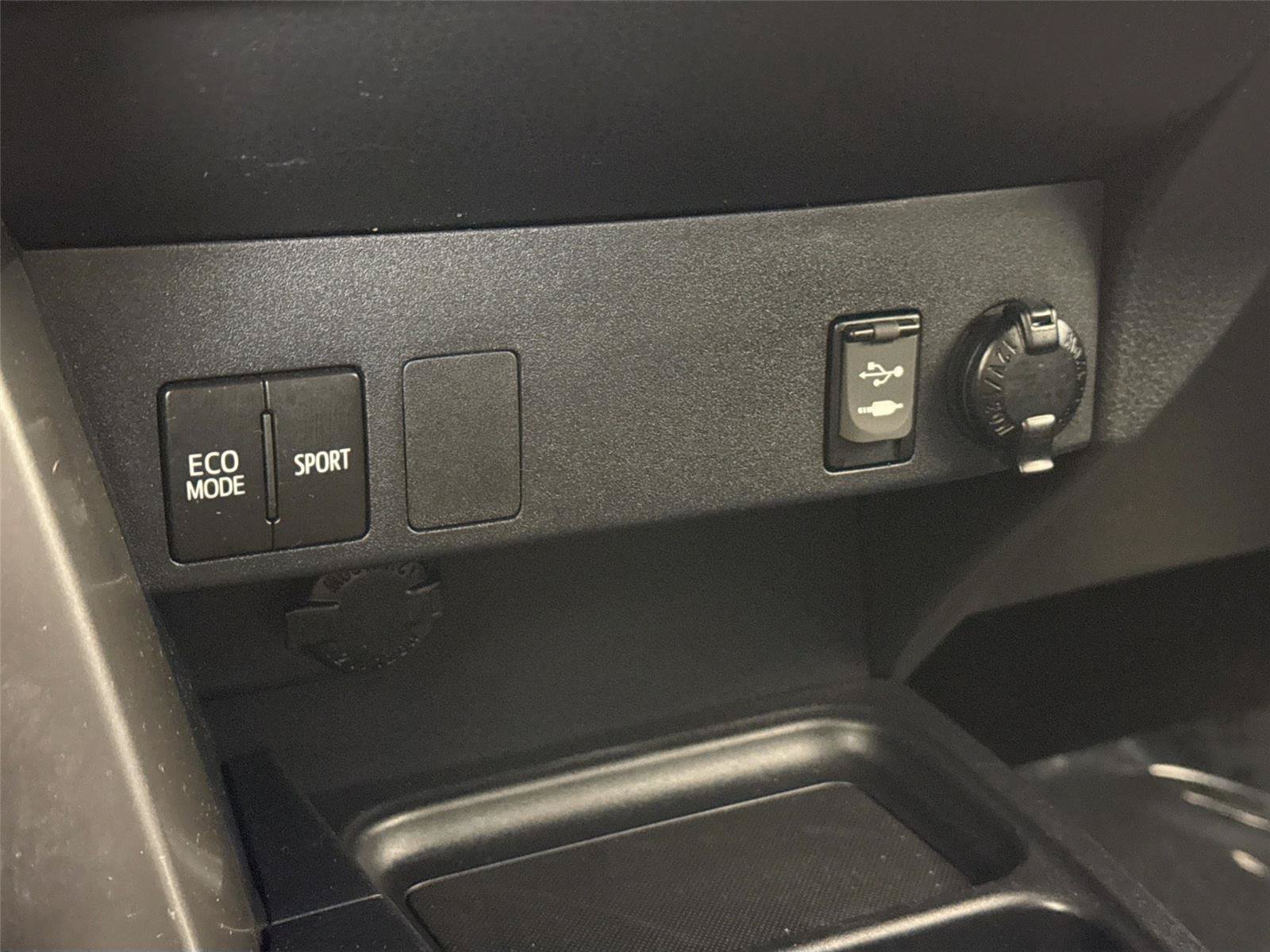 Used 2018 Toyota RAV4 LE w/ All Weather Liner Package AWD/4WD image 23