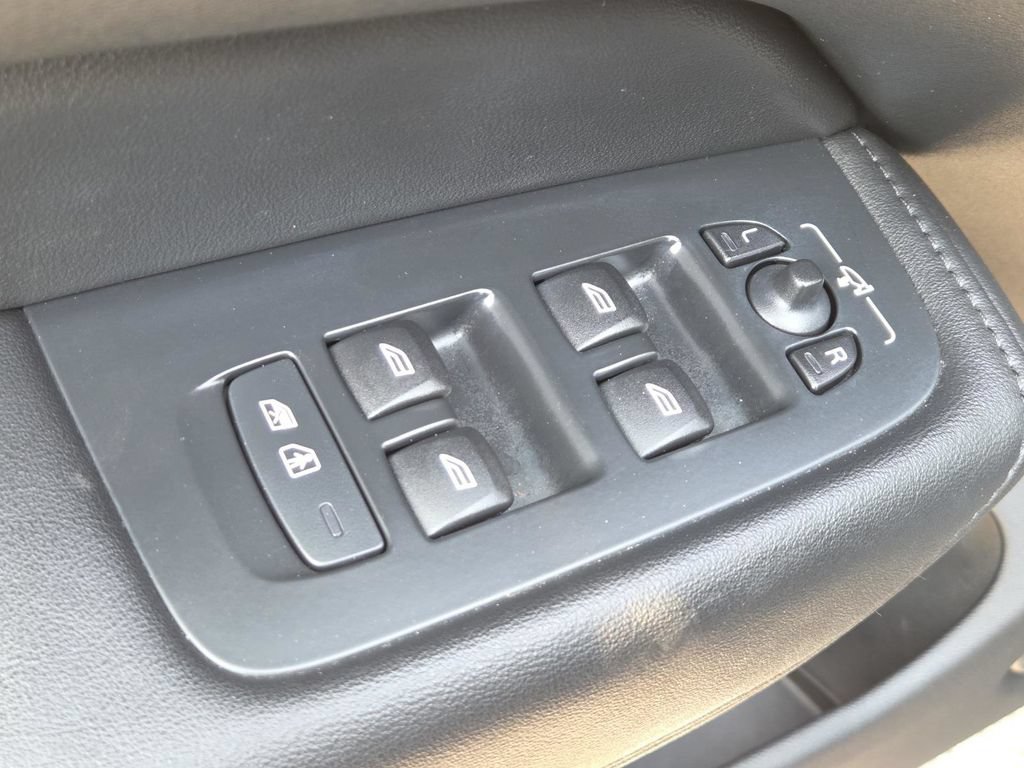Used 2023 Volvo XC60 B5 Plus AWD/4WD image 25