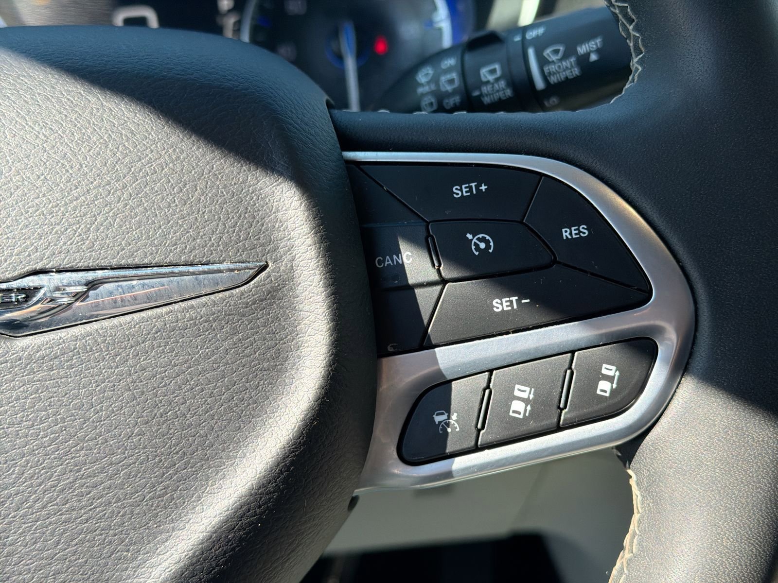 Used 2023 Chrysler Pacifica Touring-L FWD image 28