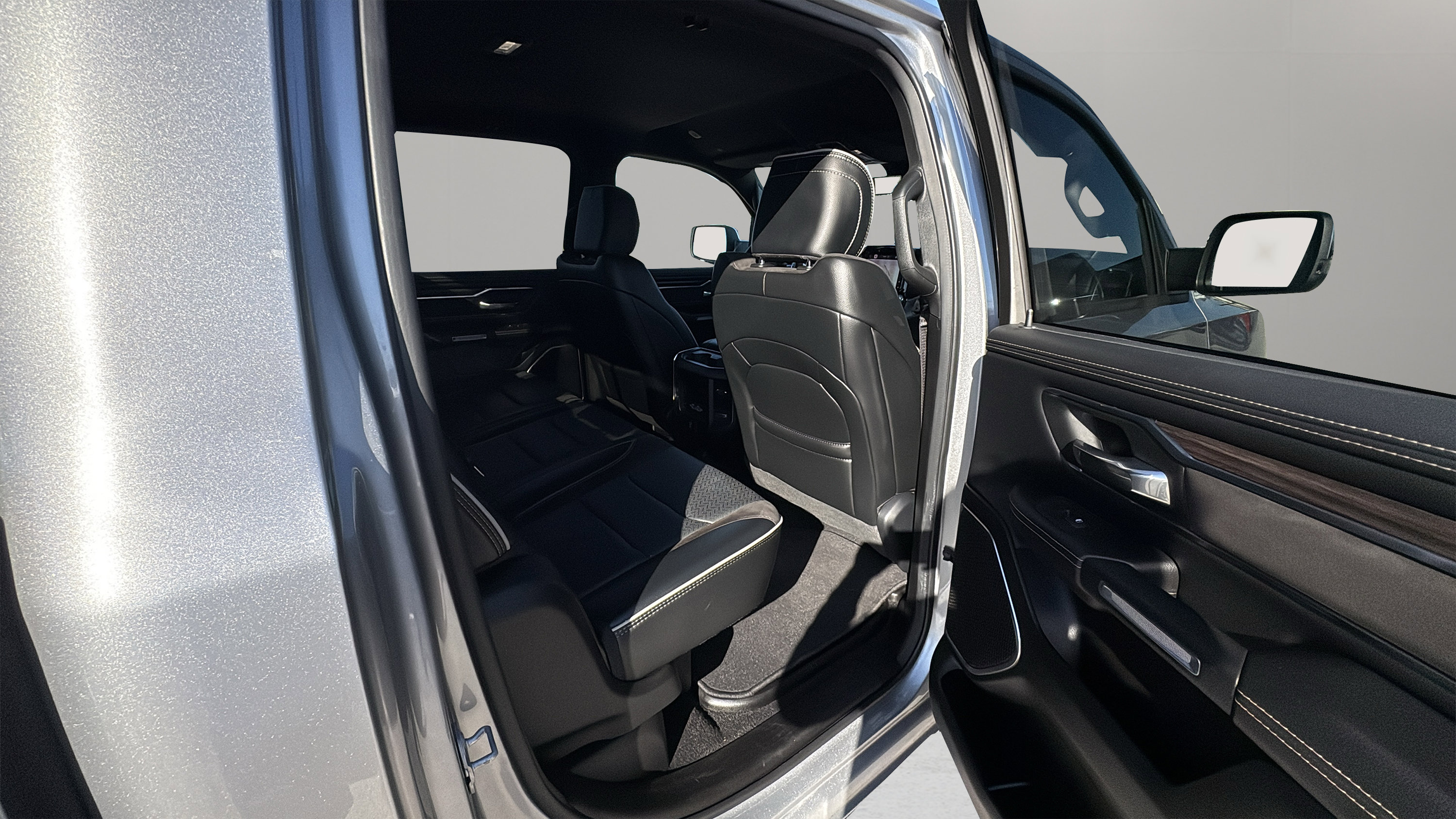 Used 2025 RAM 1500 Laramie AWD/4WD image 14