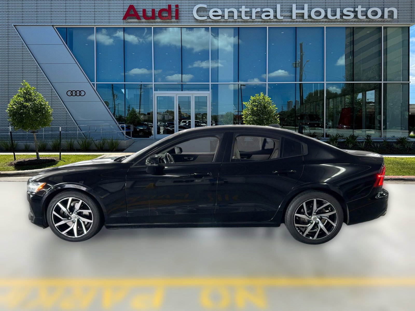 Used 2019 Volvo S60 T5 Momentum image 2