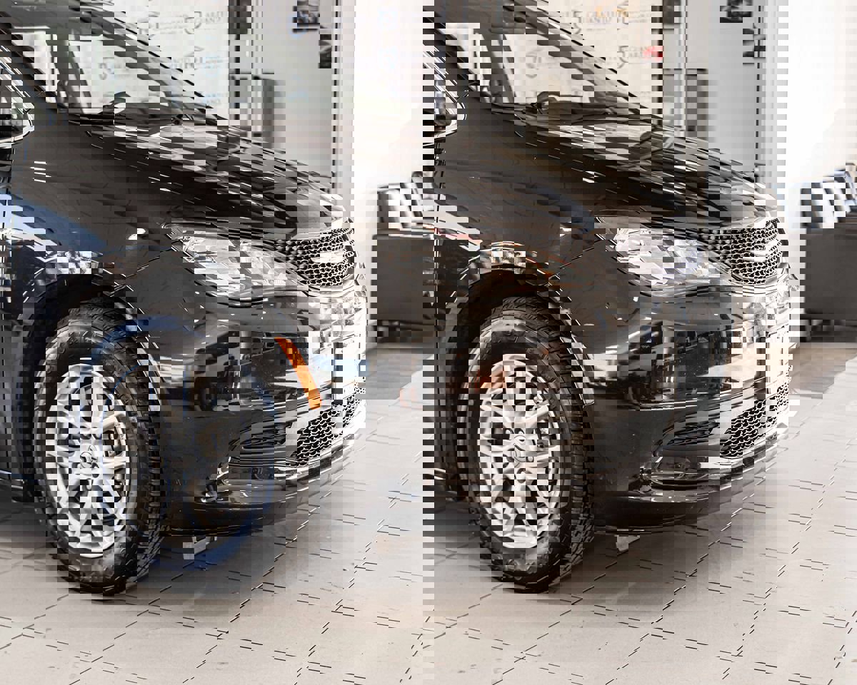 Used 2022 Chrysler Voyager LX image 3