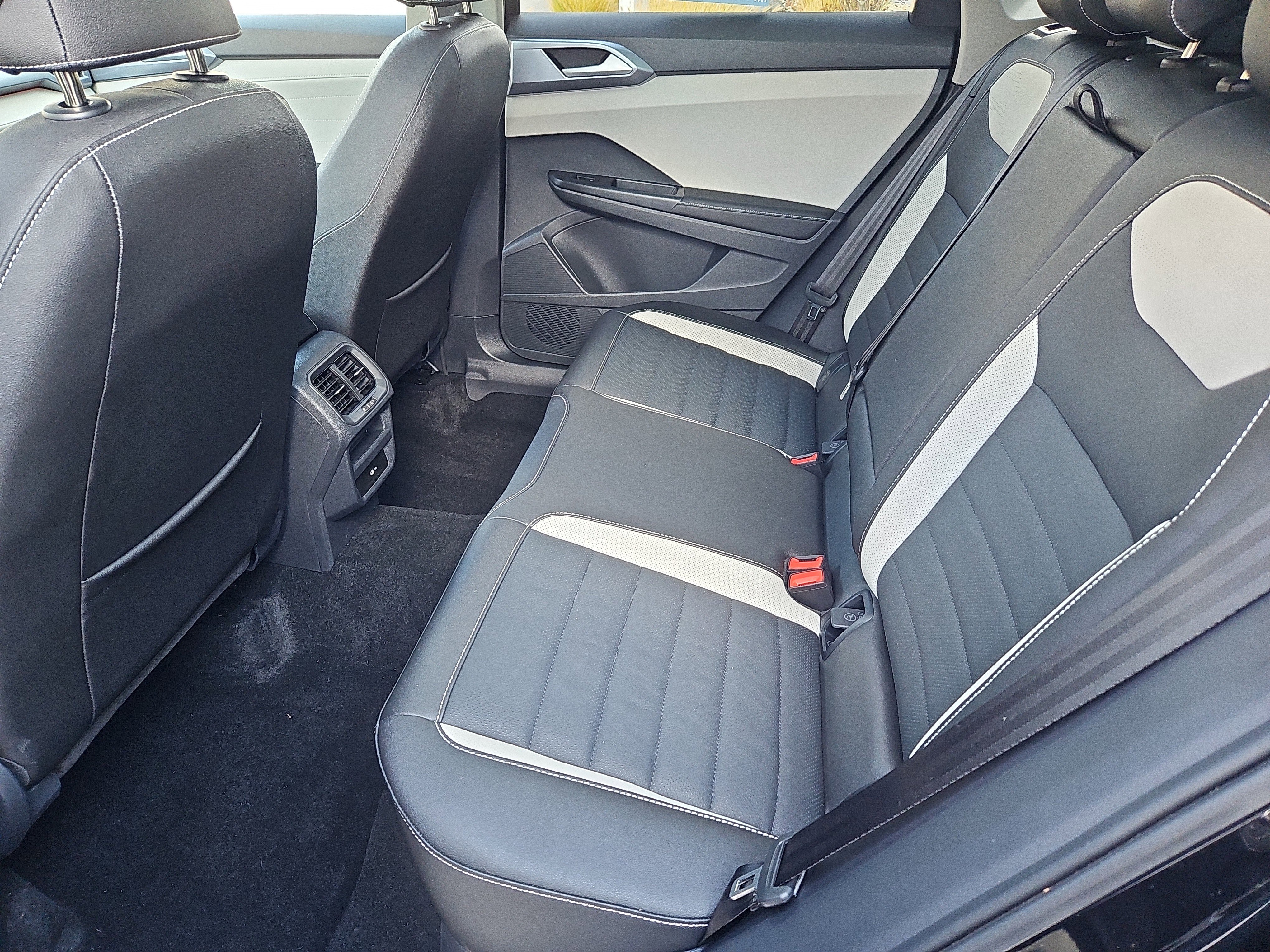 Used 2025 Volkswagen Taos SEL image 33