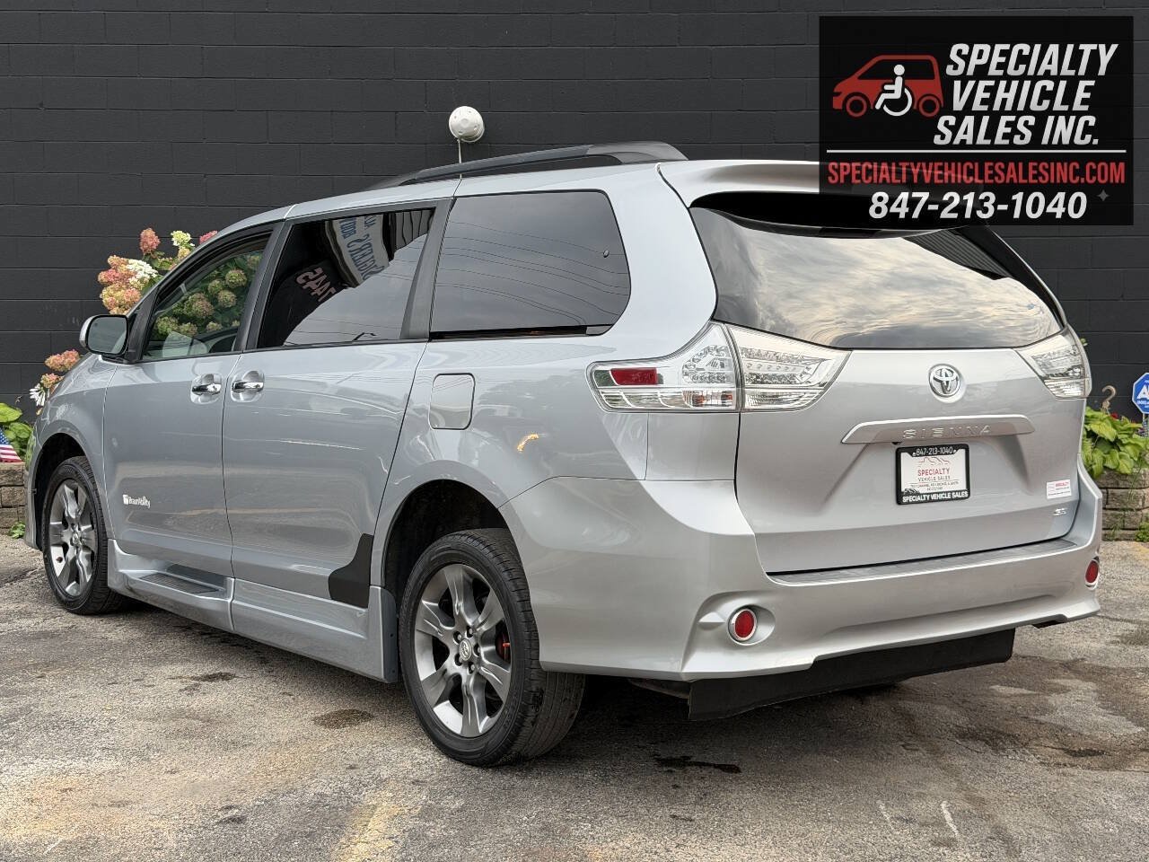 Used 2014 Toyota Sienna SE FWD image 7