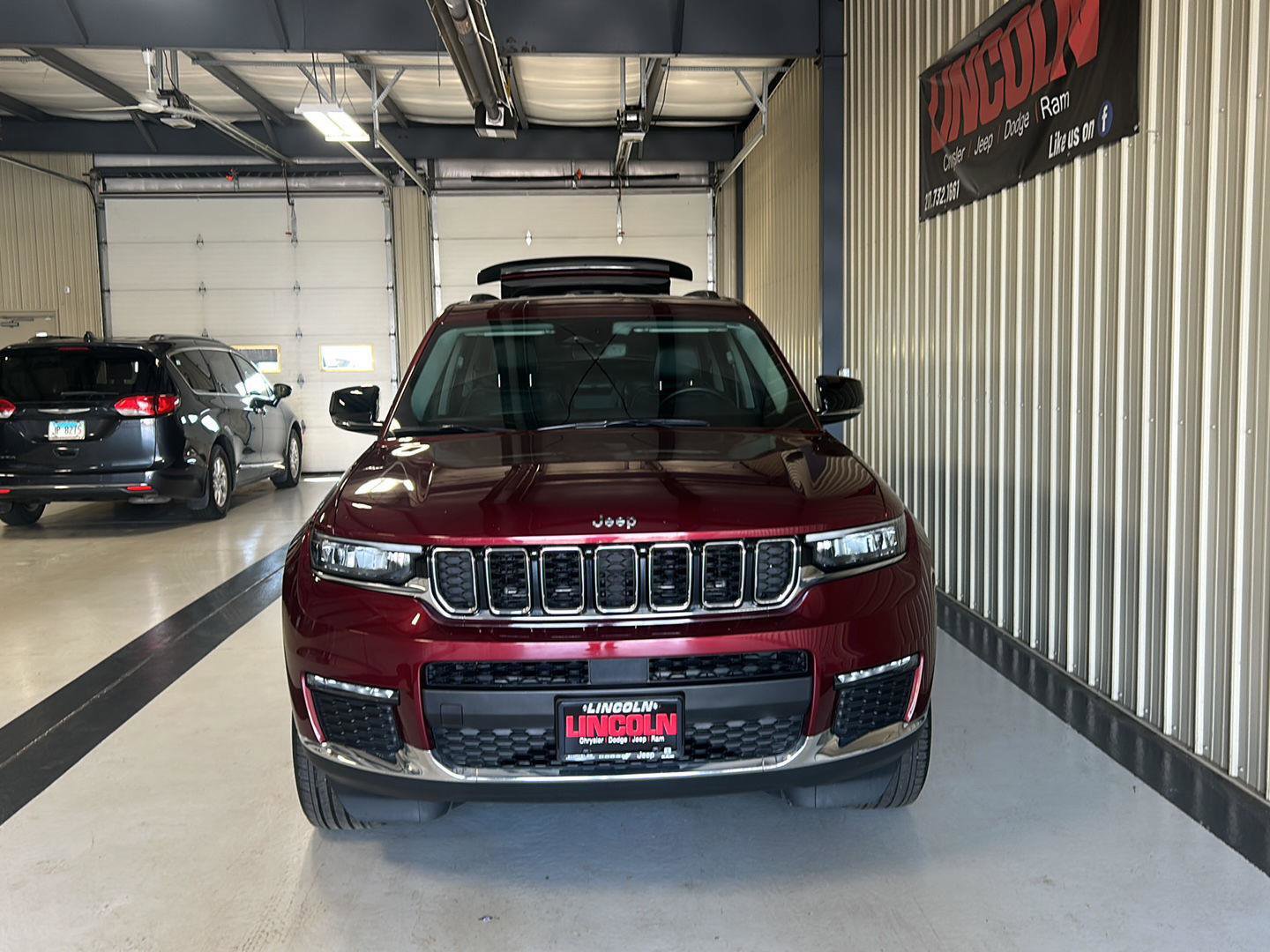 Used 2022 Jeep Grand Cherokee L Limited AWD/4WD image 7