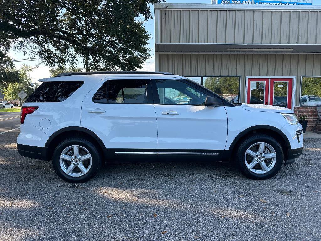 Used 2018 Ford Explorer XLT image 1