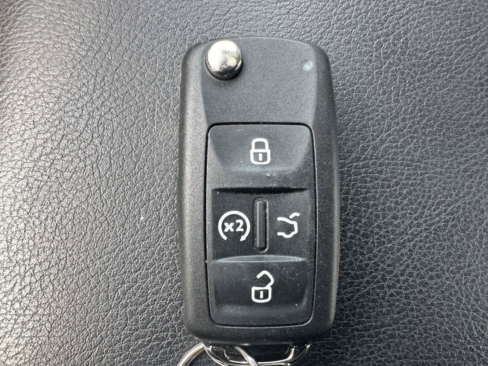 Used 2018 Volkswagen Passat 2.0T SE FWD image 14