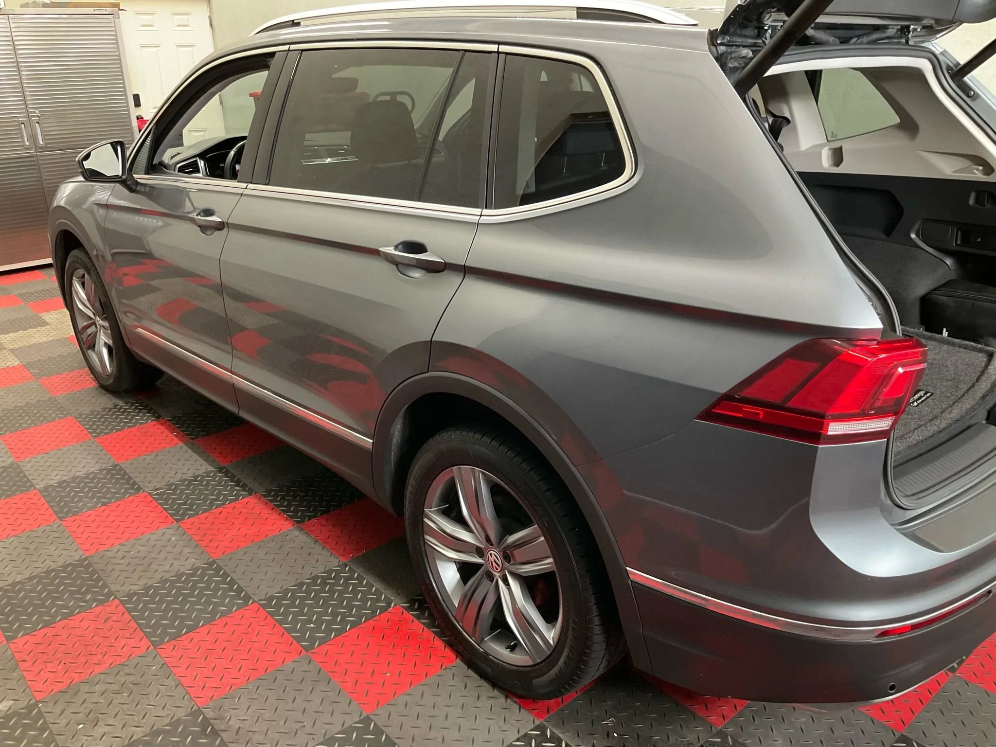 Used 2020 Volkswagen Tiguan SEL AWD/4WD image 3