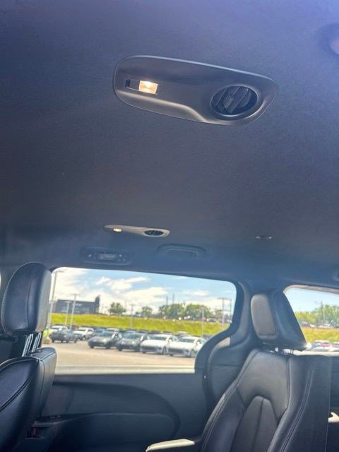 Used 2025 Chrysler Pacifica Select FWD image 11