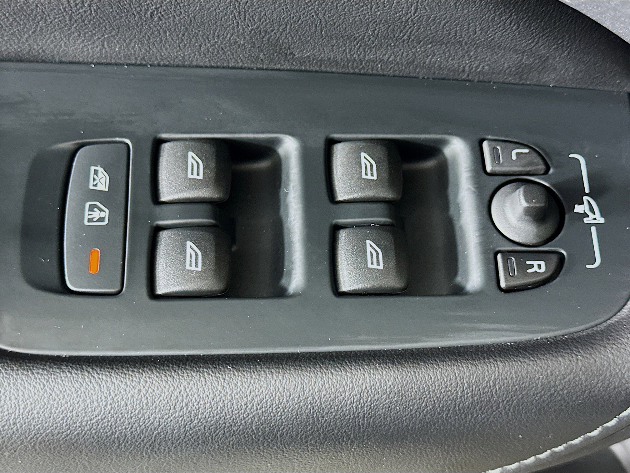 Used 2025 Volvo XC60 B5 Plus image 15