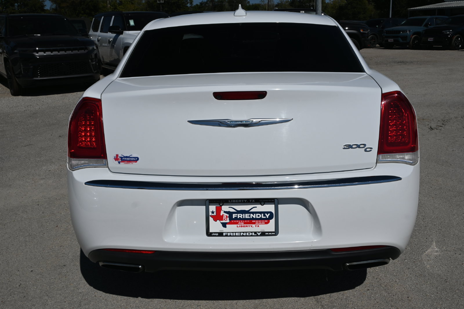 Used 2017 Chrysler 300 C RWD image 3
