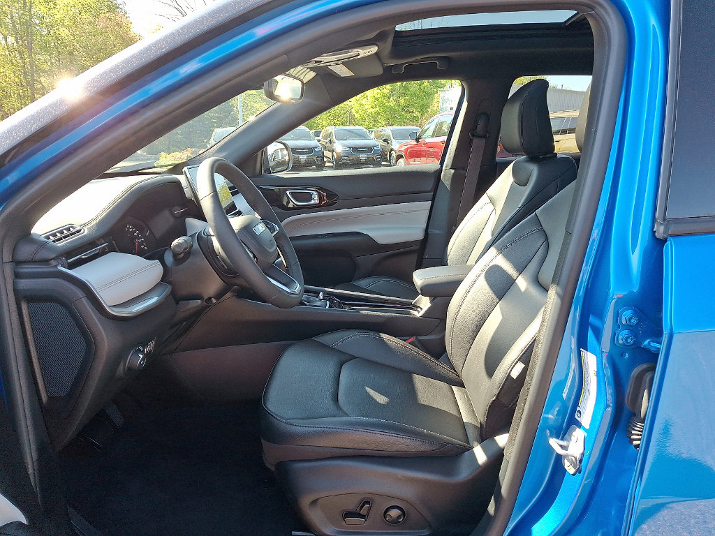 Used 2025 Jeep Compass Limited w/ Sun & Sound Group AWD/4WD image 3