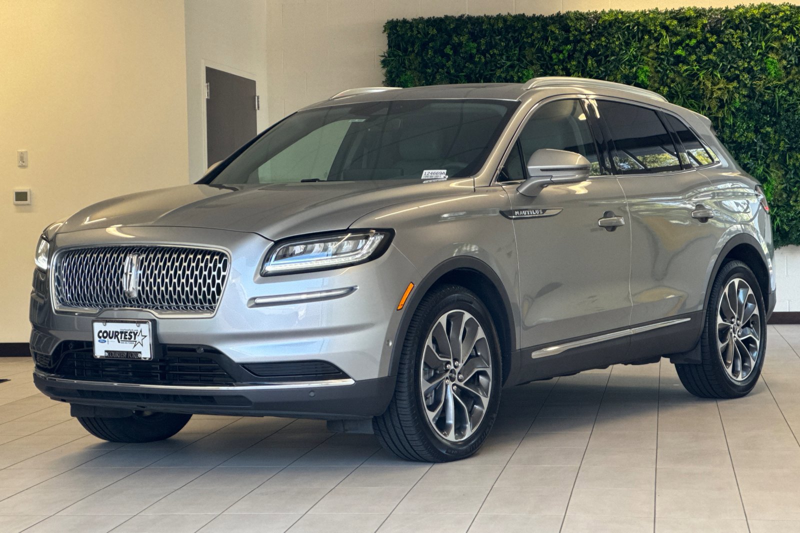 Used 2023 Lincoln Nautilus Reserve w/ Equipment Group 201A AWD/4WD image 8