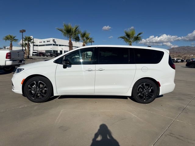 New 2026 Chrysler Pacifica Select image 2