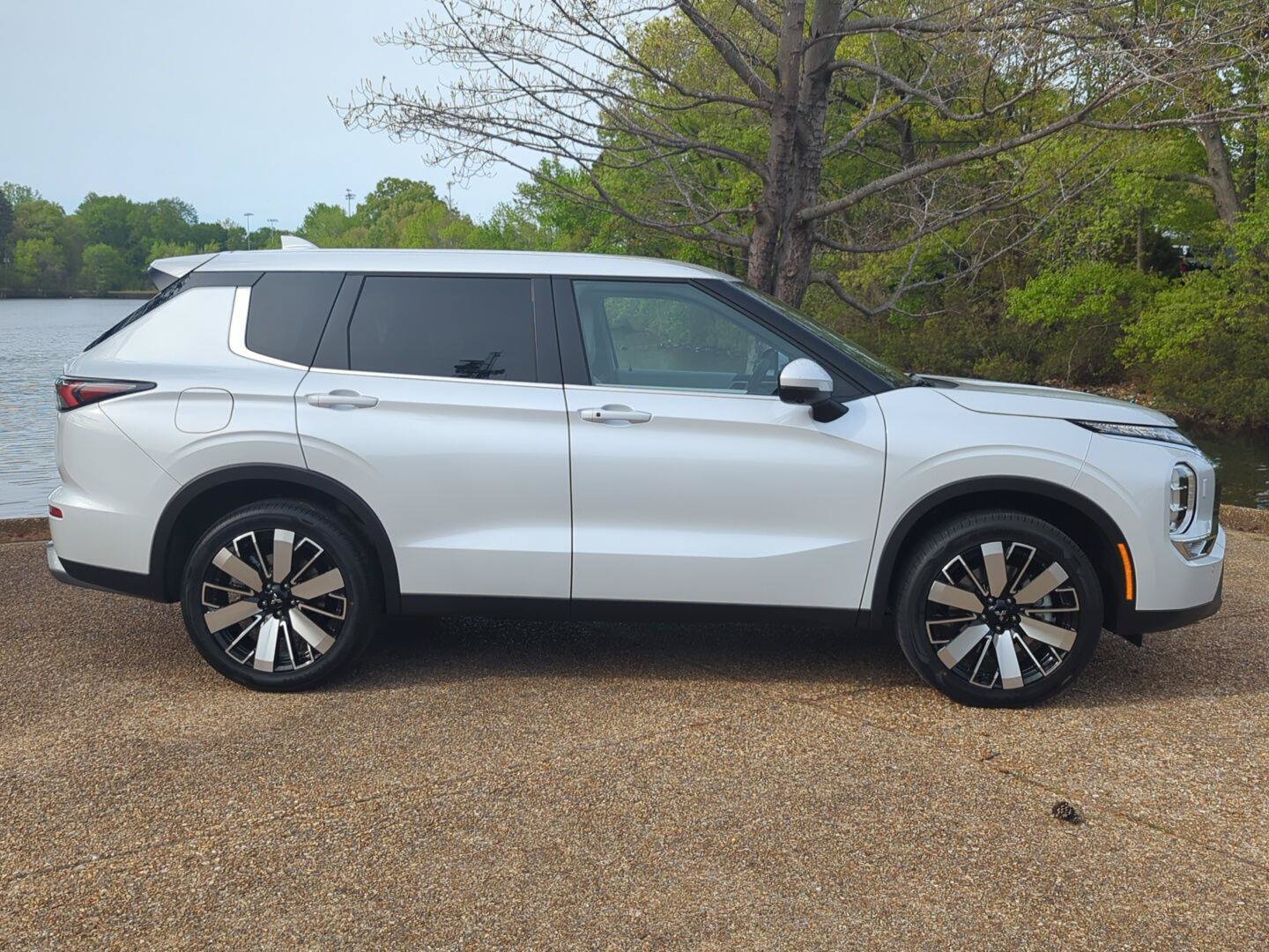 New 2026 Mitsubishi Outlander SE AWD/4WD image 2