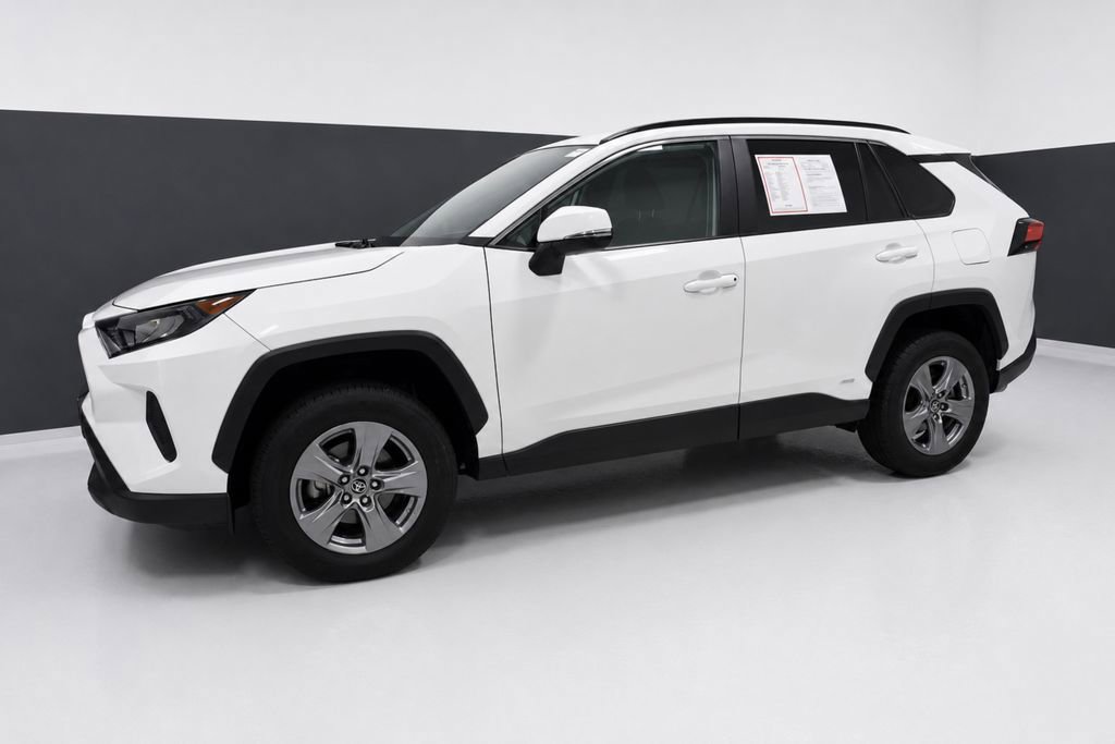 Used 2022 Toyota RAV4 LE AWD/4WD image 2