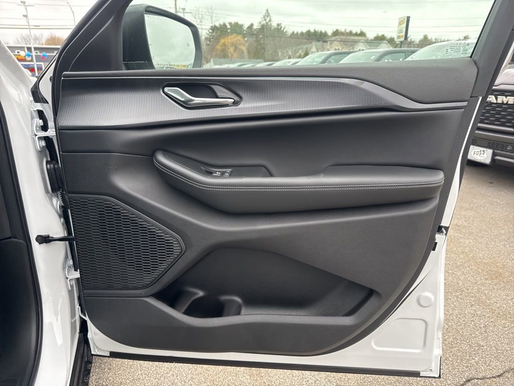 New 2026 Jeep Grand Cherokee Laredo image 30