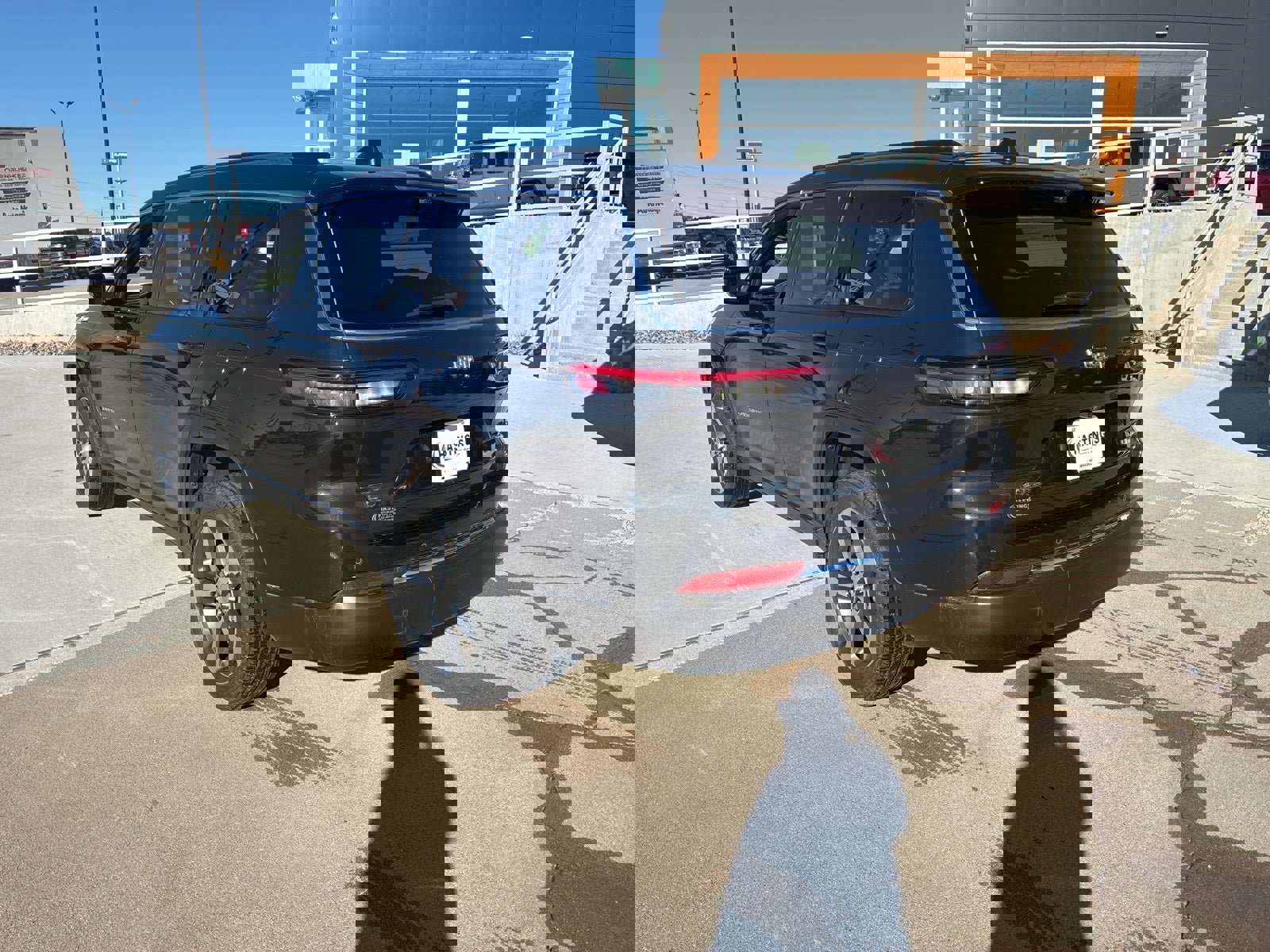 Used 2023 Jeep Grand Cherokee L Limited w/ Luxury Tech Group II image 3