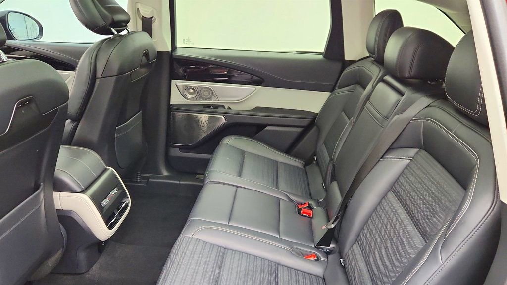 Used 2025 Lincoln Nautilus Reserve image 23