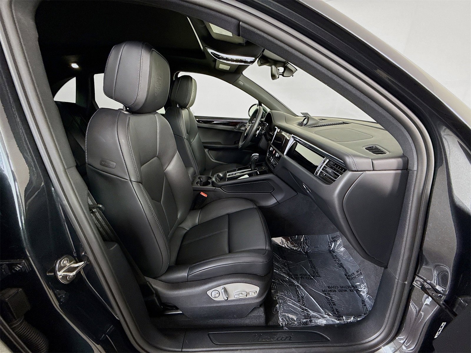 Used 2025 Porsche Macan image 22