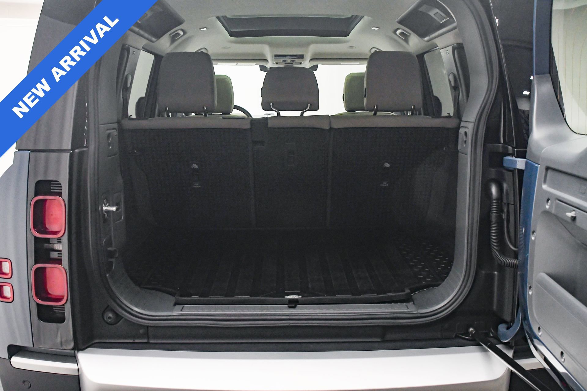 Used 2024 Land Rover Defender 110 S image 7