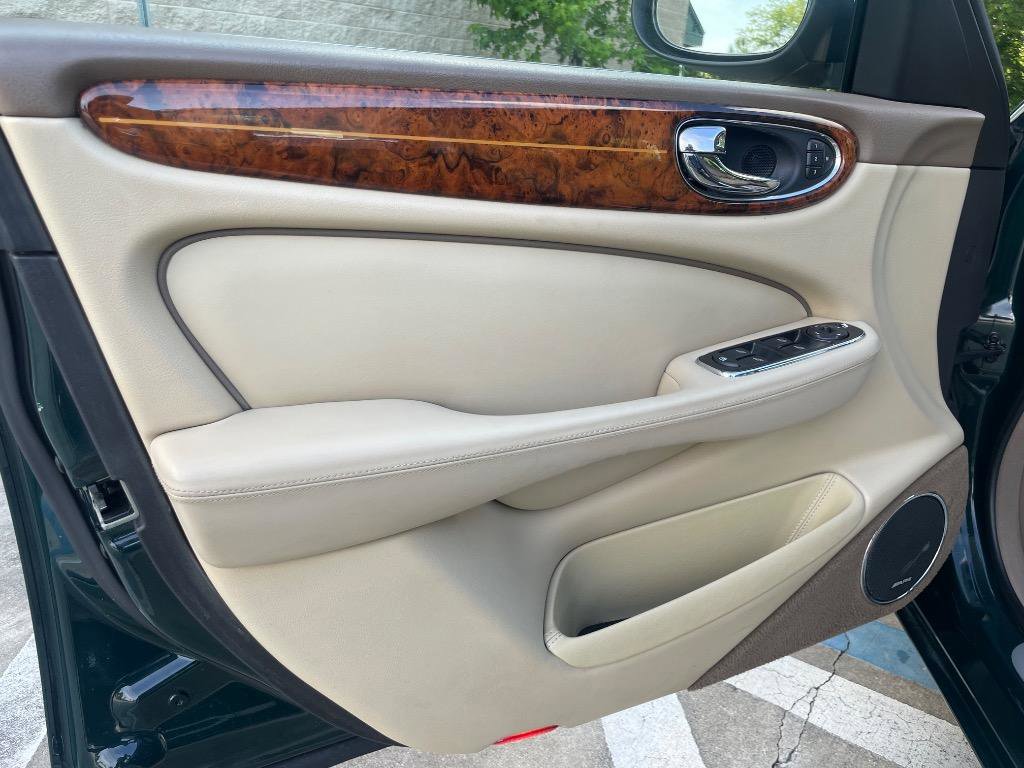 Used 2007 Jaguar XJ8 L RWD image 9