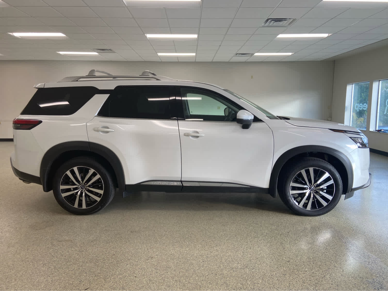 Used 2025 Nissan Pathfinder Platinum w/ Cargo Package image 4