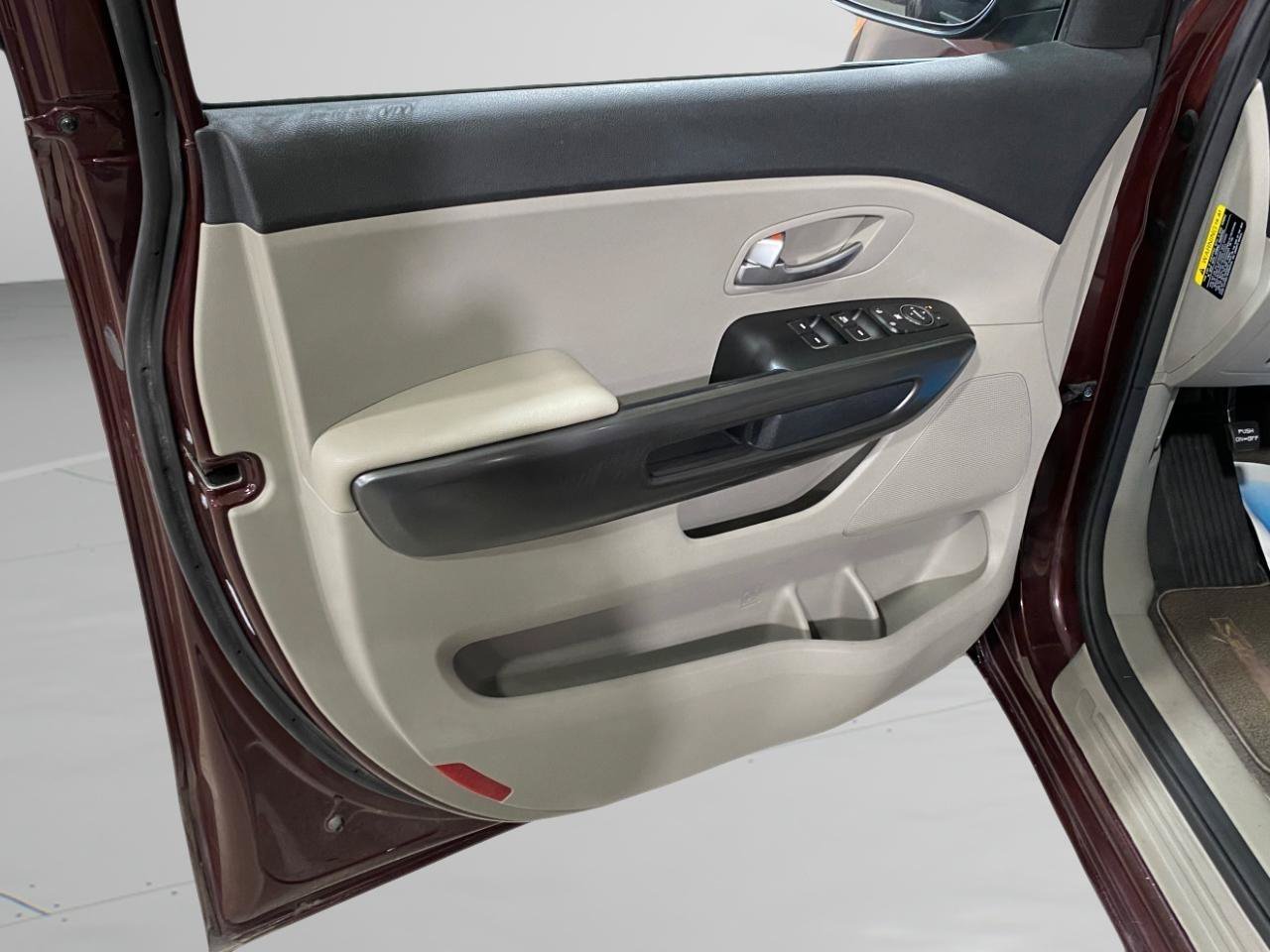 Used 2019 Kia Sedona LX FWD image 21