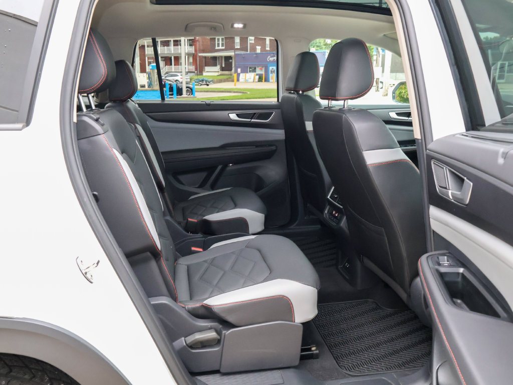 Certified 2025 Volkswagen Atlas Peak Edition SE AWD/4WD image 33