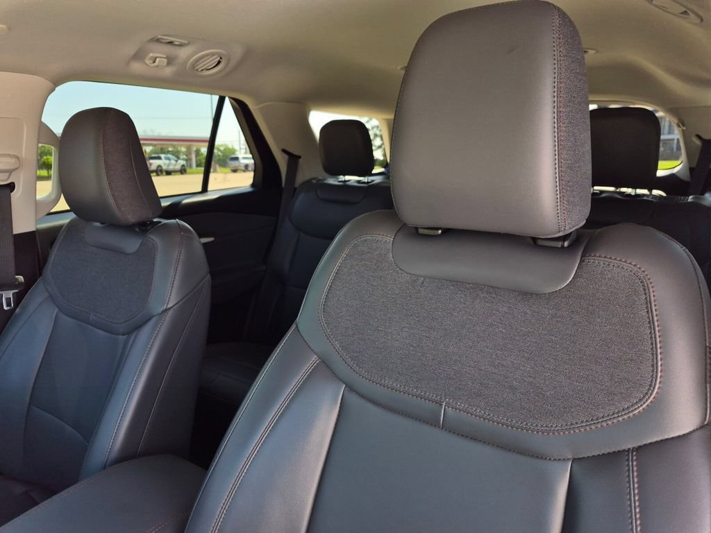 Used 2025 Ford Explorer Active w/ Active Comfort Package RWD image 31