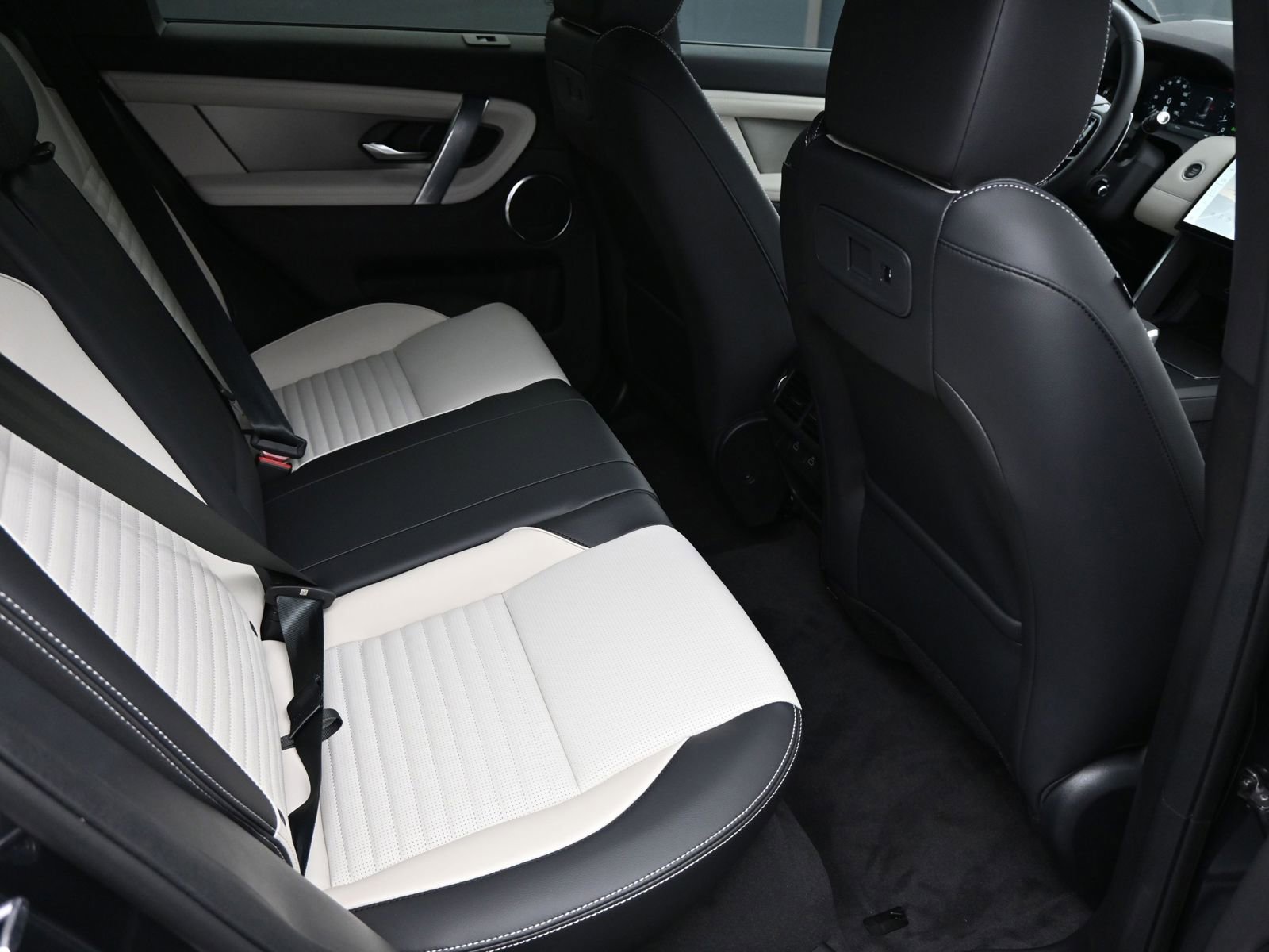 New 2025 Land Rover Discovery Sport Dynamic SE image 9