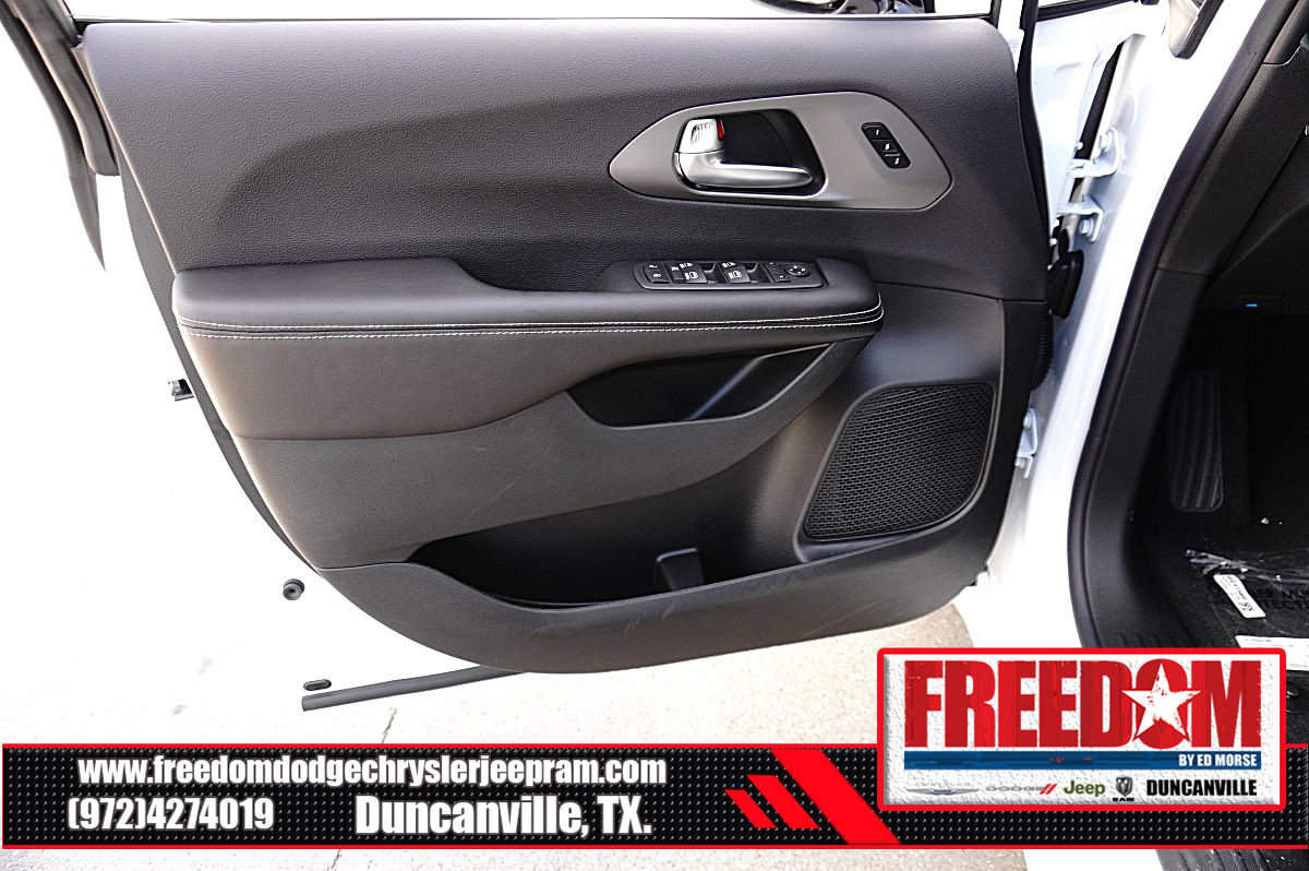 New 2027 Chrysler Pacifica Select w/ Family Tech Group FWD image 38