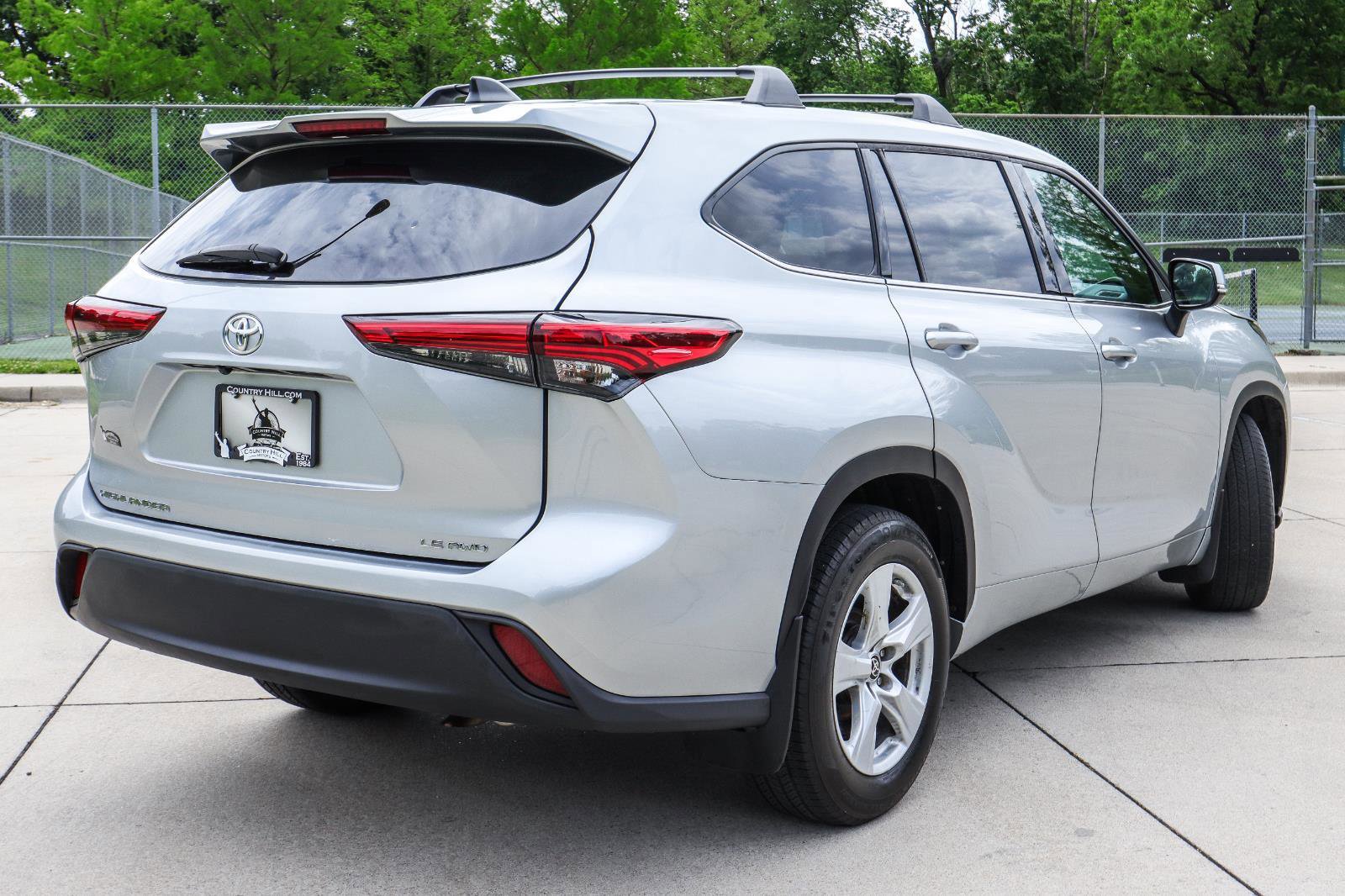 Used 2022 Toyota Highlander LE AWD/4WD image 16