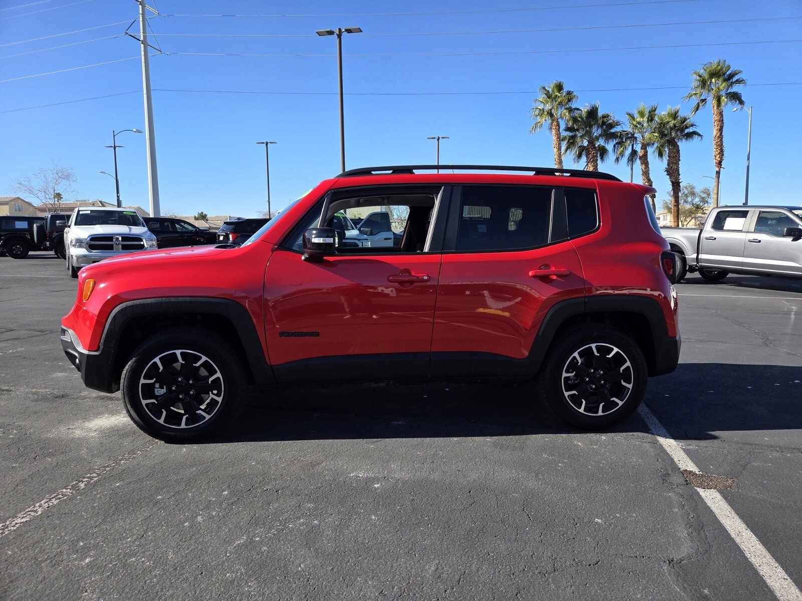 Used 2023 Jeep Renegade Latitude image 3