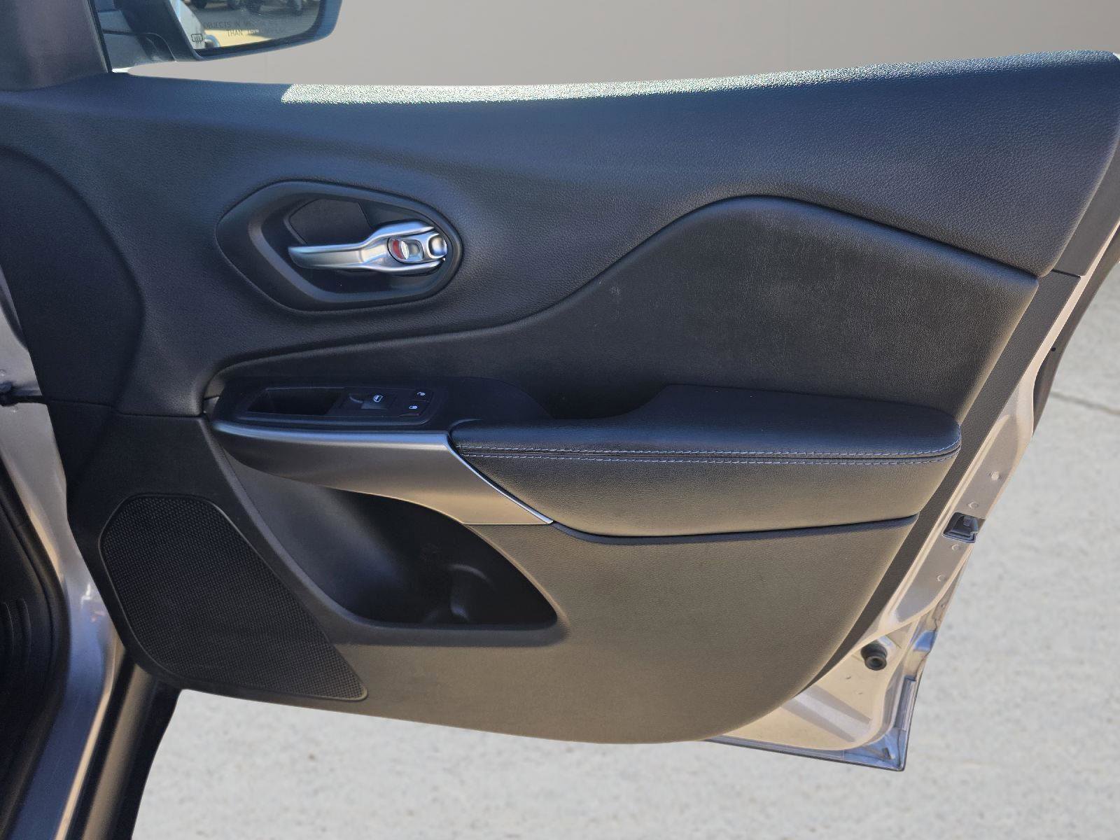 Used 2020 Jeep Cherokee Latitude w/ Cold Weather Group image 30